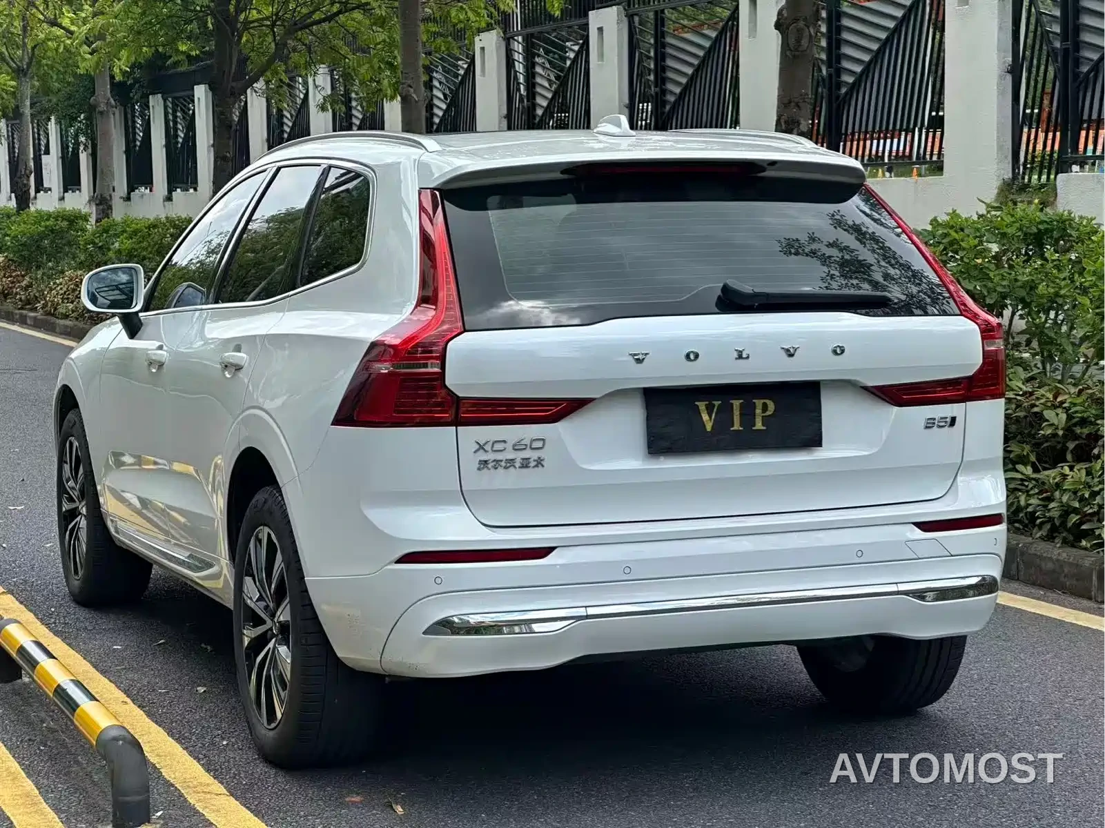 Volvo XC60 2023 B5 AWD Smart Elite Luxury — фото 9