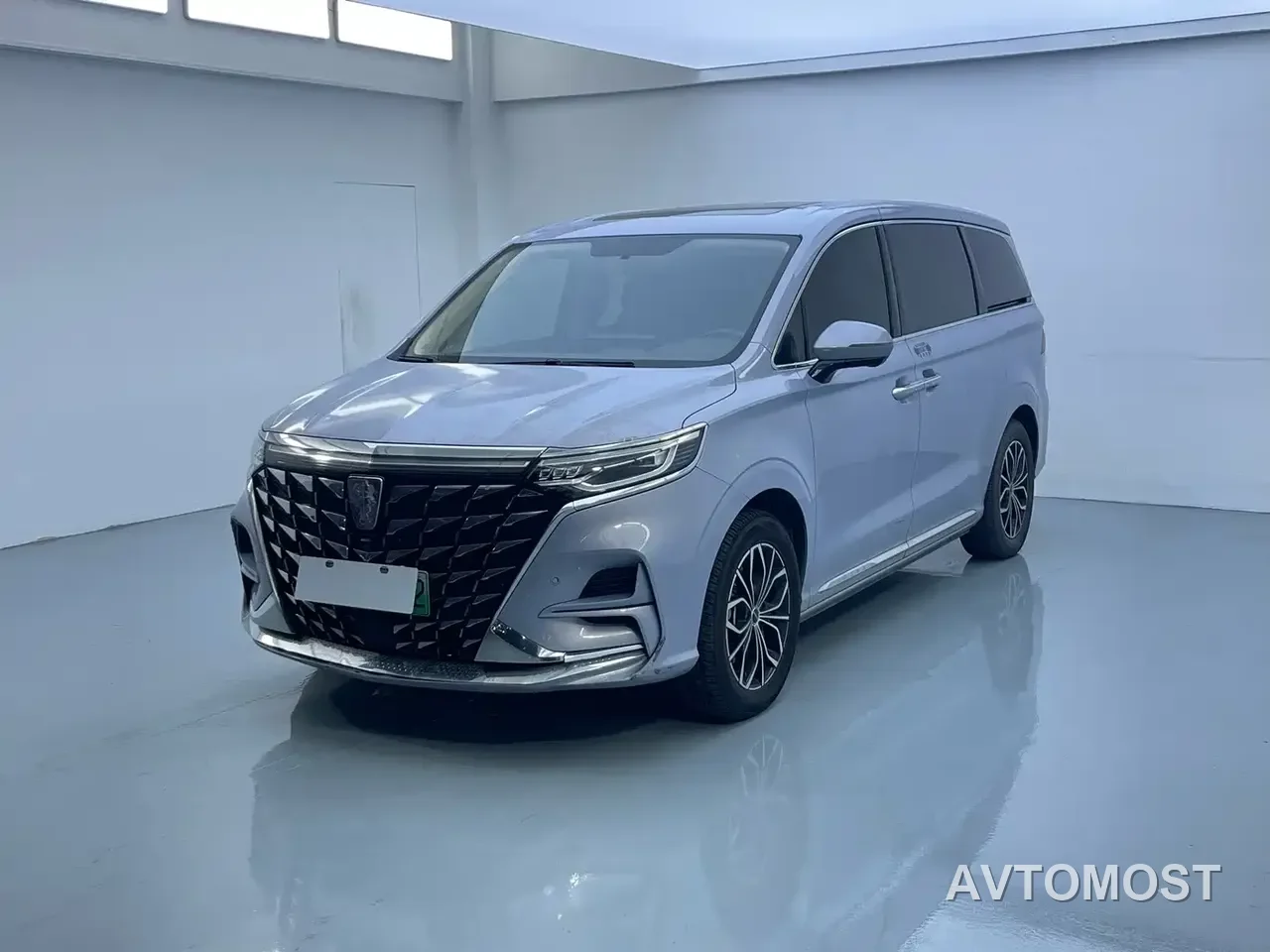 Roewe iMAX8 EV 2022 First Class Platinum Edition — фото 3