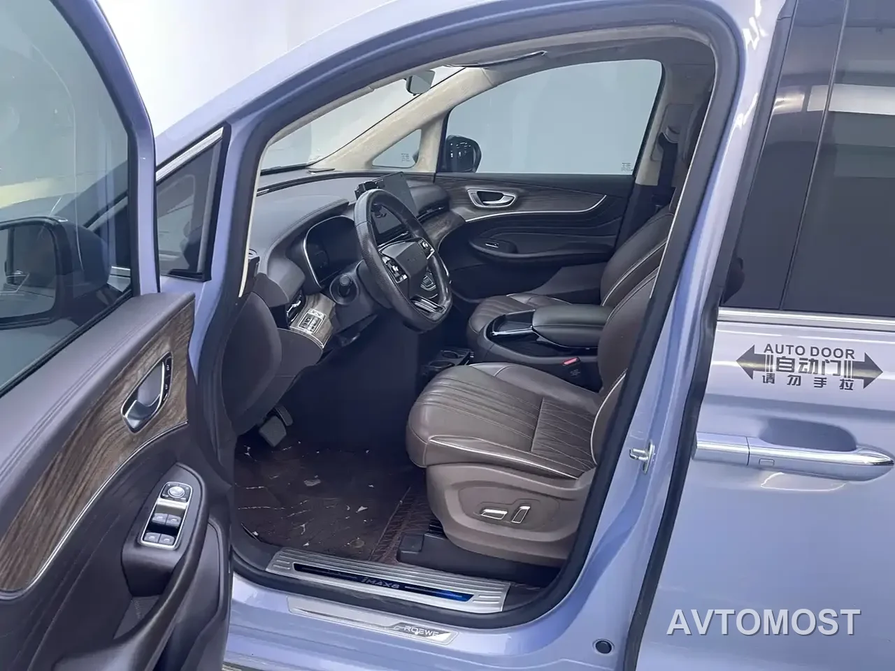 Roewe iMAX8 EV 2022 First Class Platinum Edition — фото 4