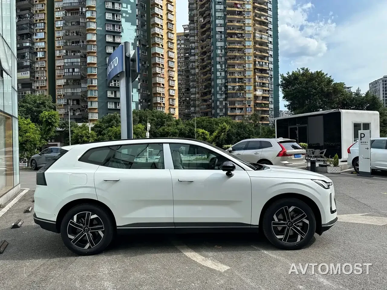 Volvo XC70 Plug-in Hybrid 2025 Standard — фото 4