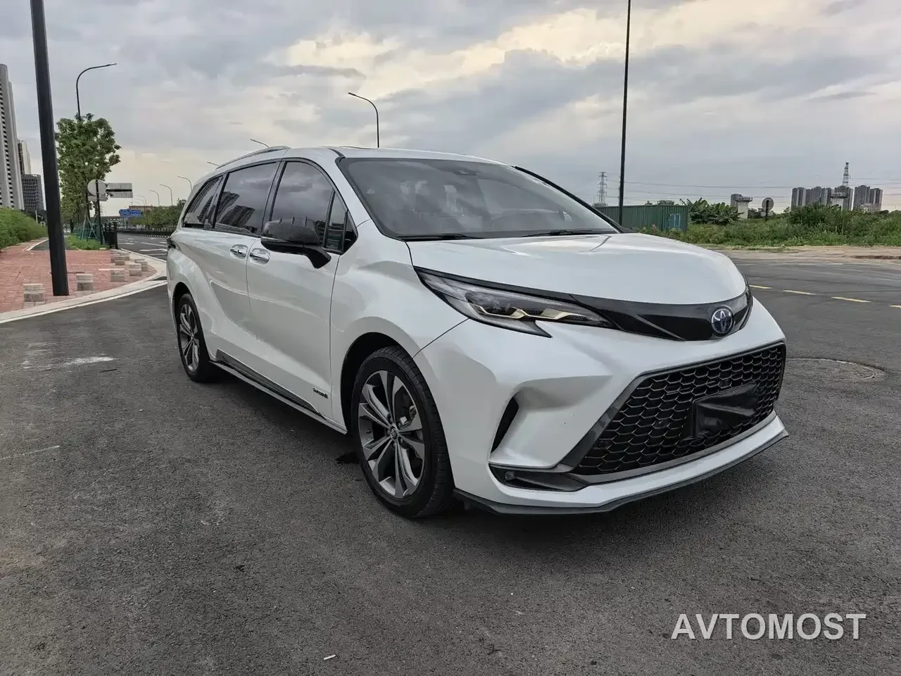Toyota Granvia 2022 2.5L Hybrid Premium Edition — фото 2