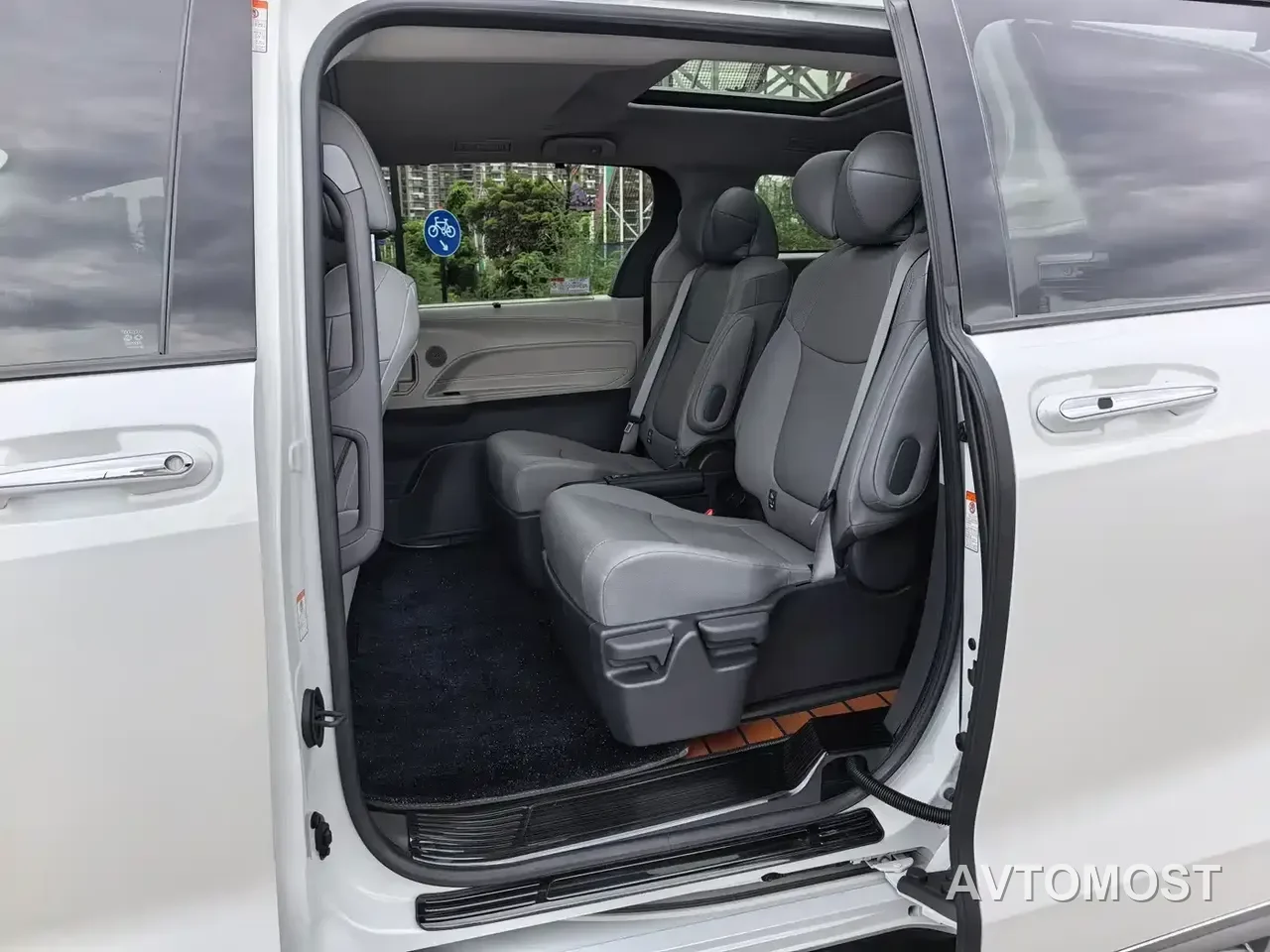 Toyota Granvia 2022 2.5L Hybrid Premium Edition — фото 3