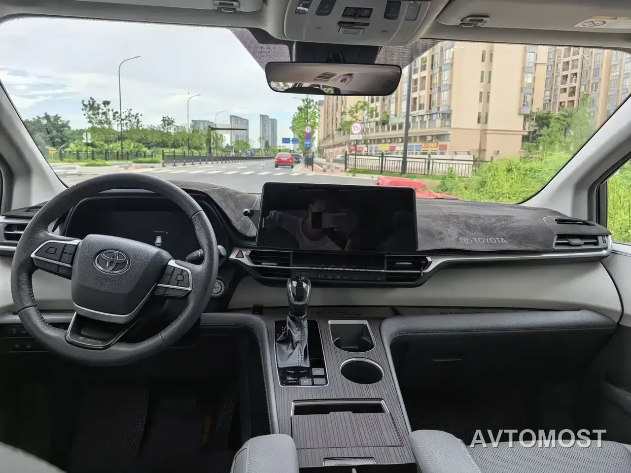 Toyota Granvia 2022 2.5L Hybrid Premium Edition — фото 4