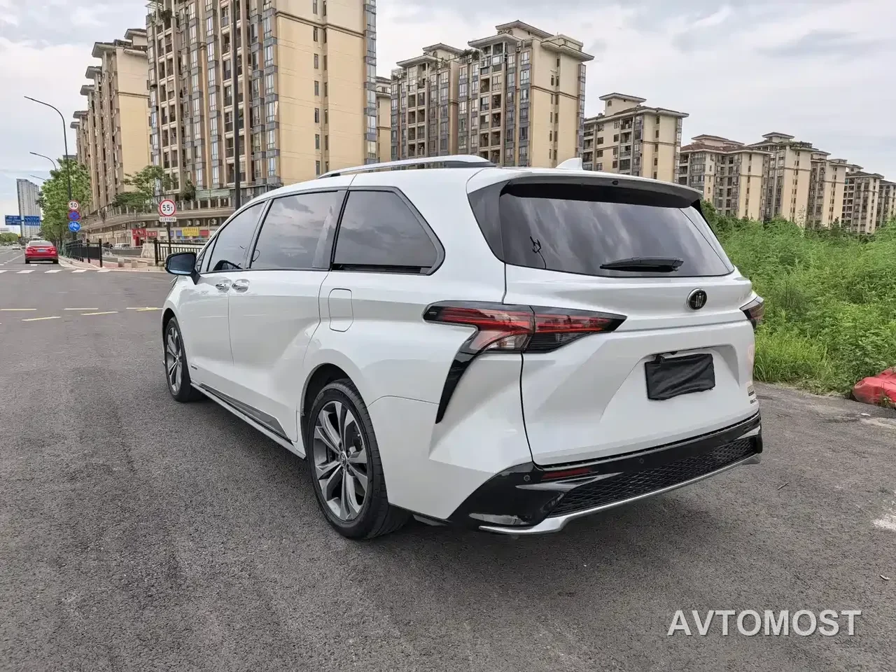 Toyota Granvia 2022 2.5L Hybrid Premium Edition — фото 5