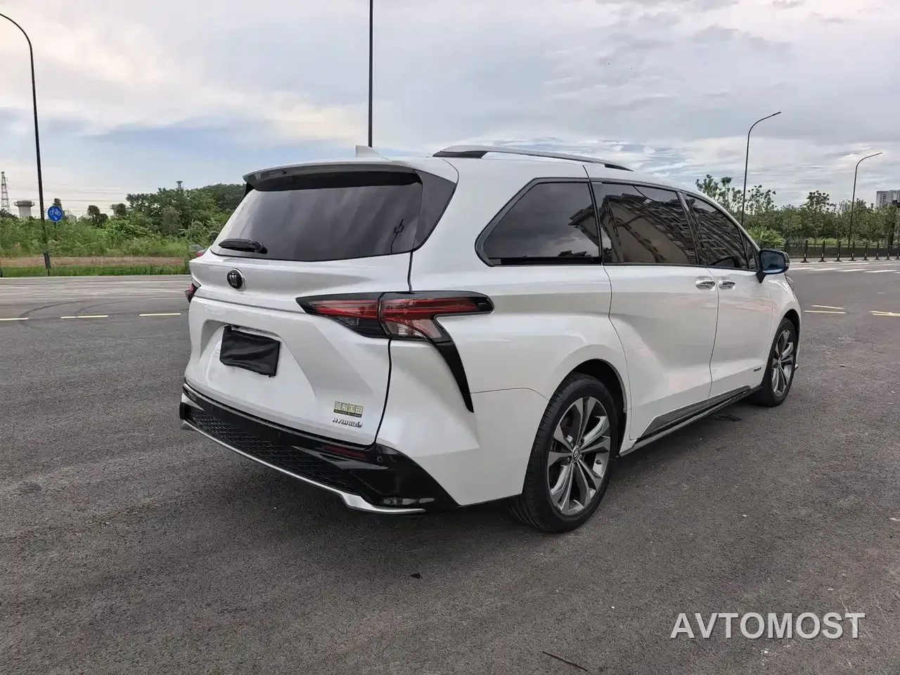 Toyota Granvia 2022 2.5L Hybrid Premium Edition — фото 7