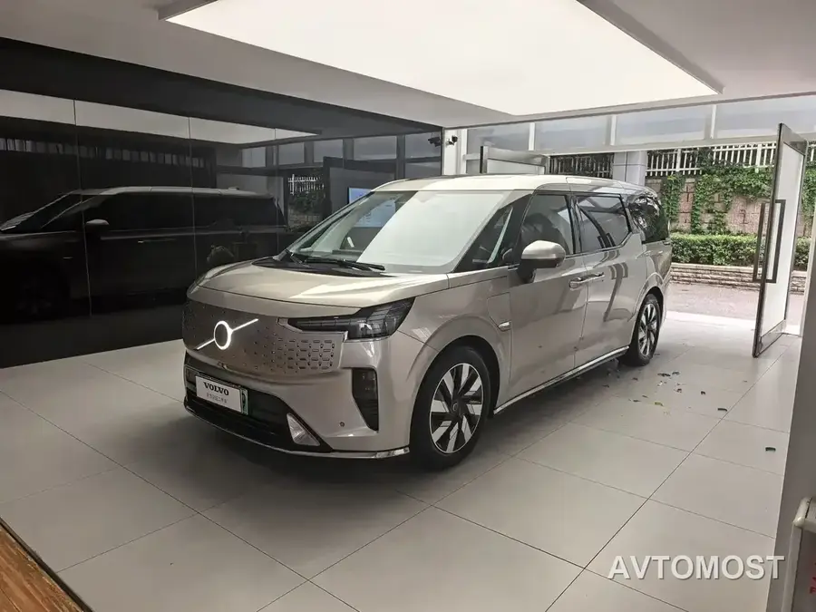 Volvo EM90 2025 Ultra Six-Seater