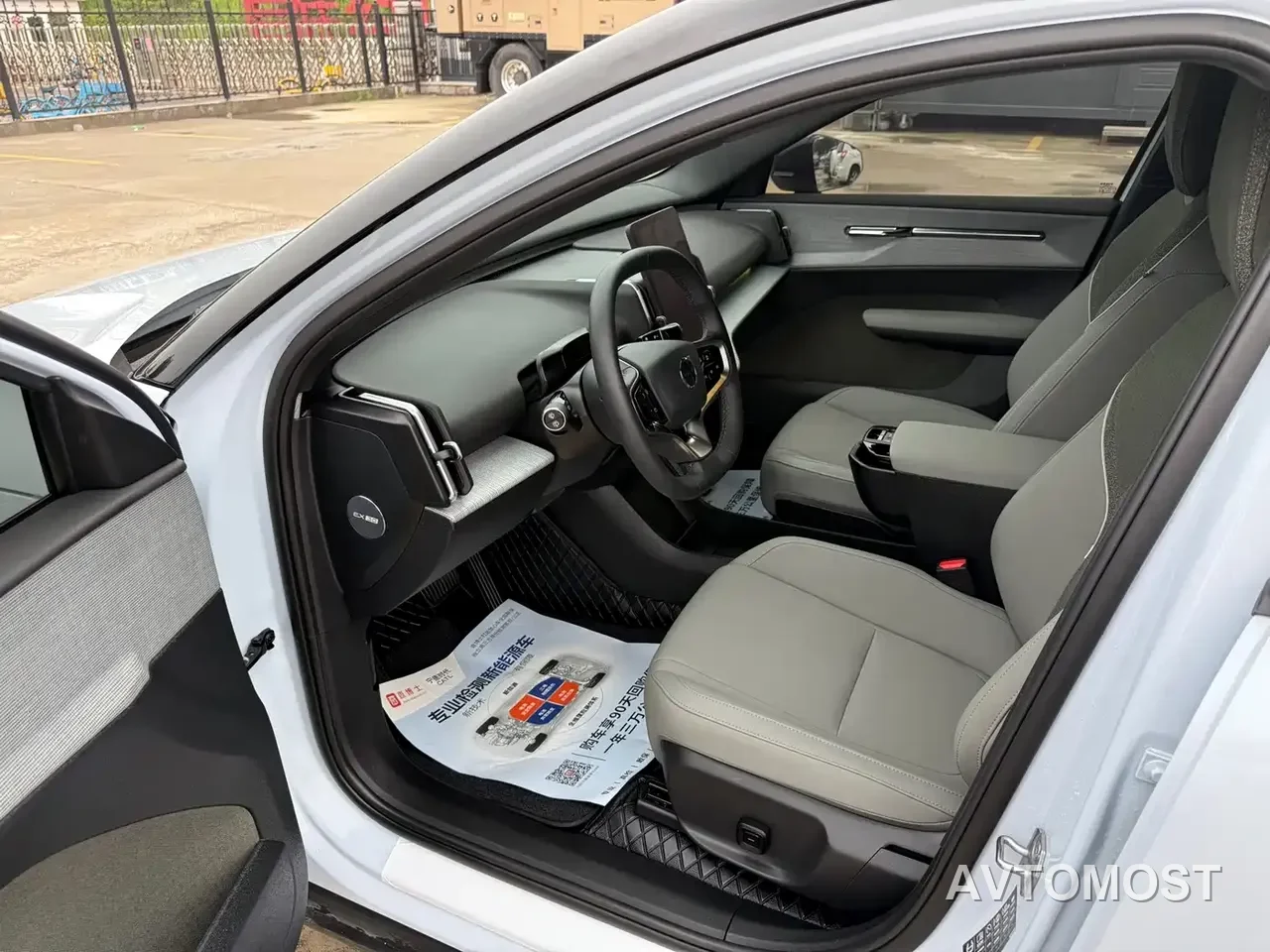 Volvo EX30 2025 RWD Long Range Ultra — фото 3