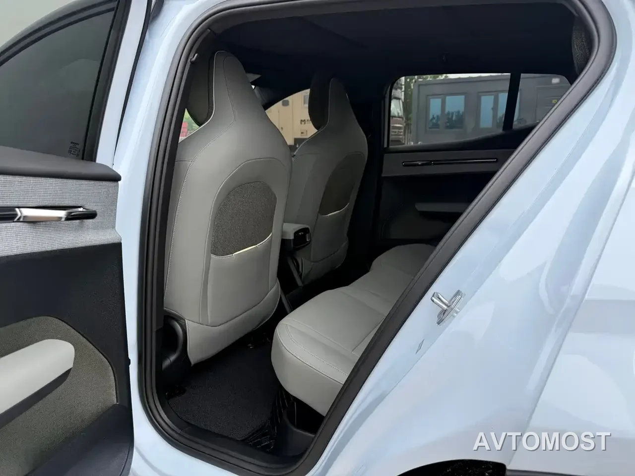 Volvo EX30 2025 RWD Long Range Ultra — фото 7
