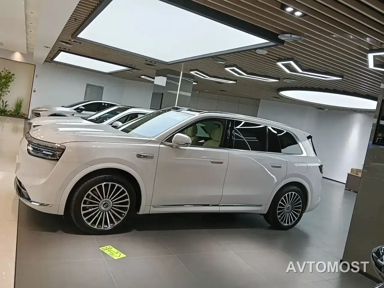 AITO M8 2025 Model Extended Range Max Edition 37kWh 6-Seater — фото 2