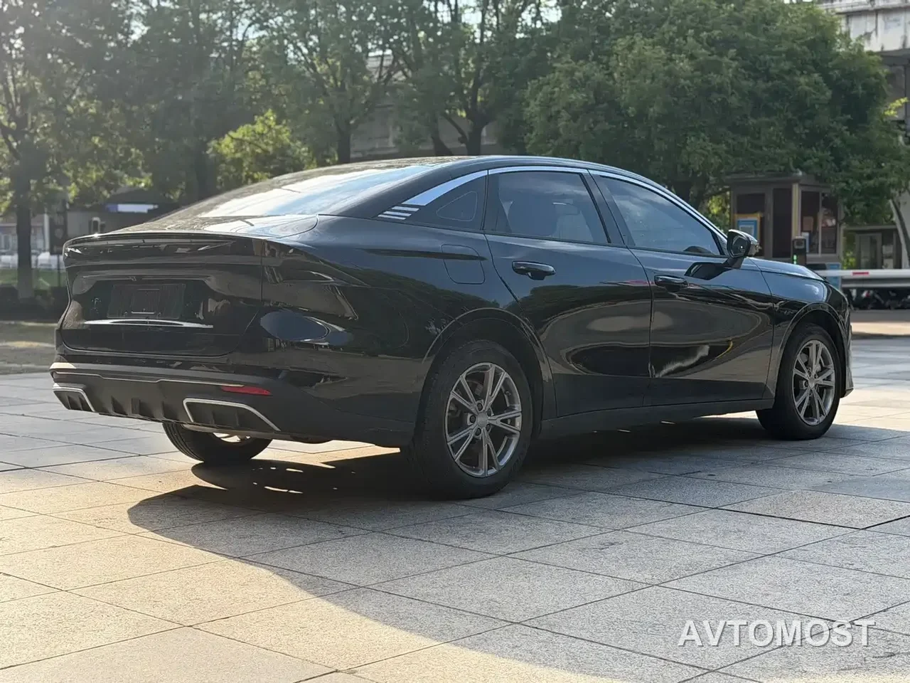 Geely Galaxy L6 2025 EM-i 140km Voyage Edition — фото 4