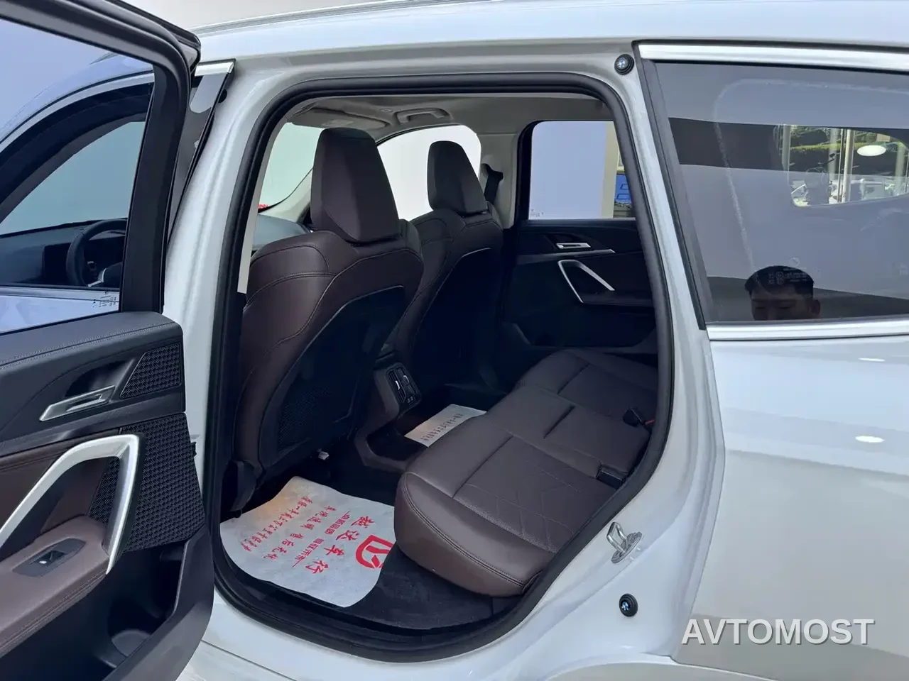 BMW iX1 2023 eDrive25L M Sport Package — фото 8
