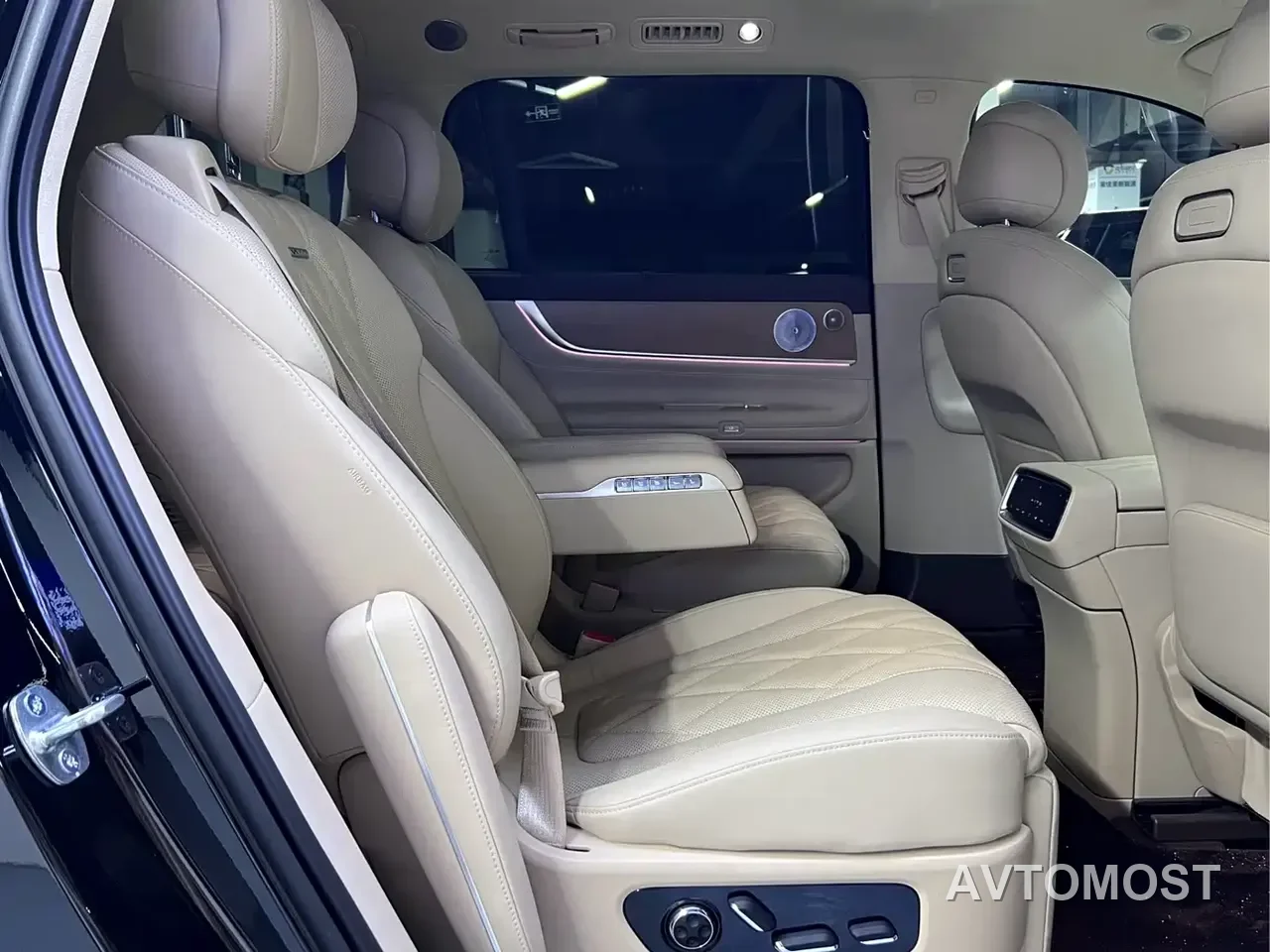 AITO M9 2024 Range Extender Max Edition 42kWh 6-seater — фото 4