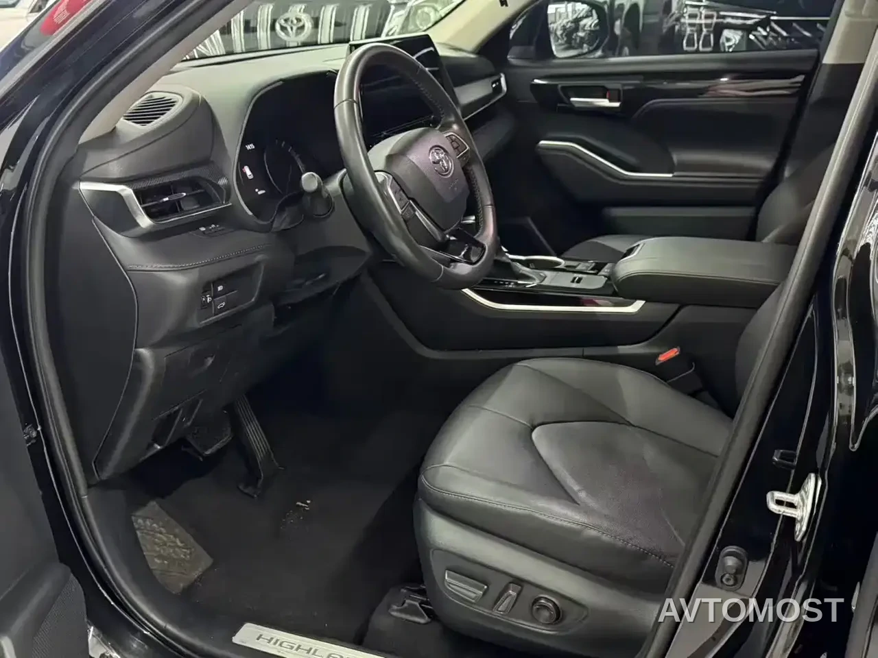 Toyota Highlander 2023 2.5L Smart Hybrid Dual Engine AWD Premium 7-Seater — фото 2