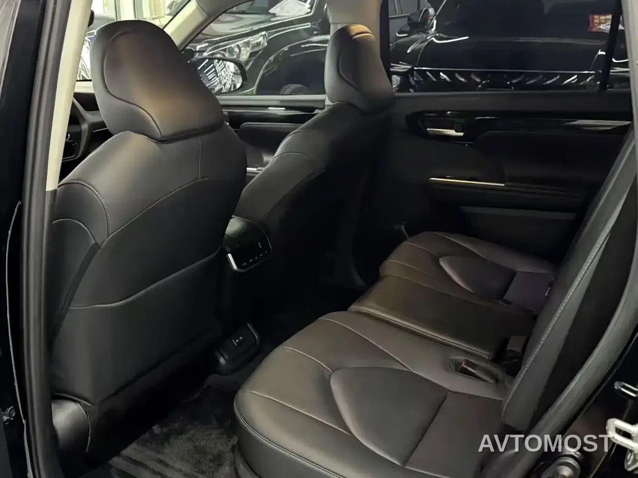 Toyota Highlander 2023 2.5L Smart Hybrid Dual Engine AWD Premium 7-Seater — фото 3