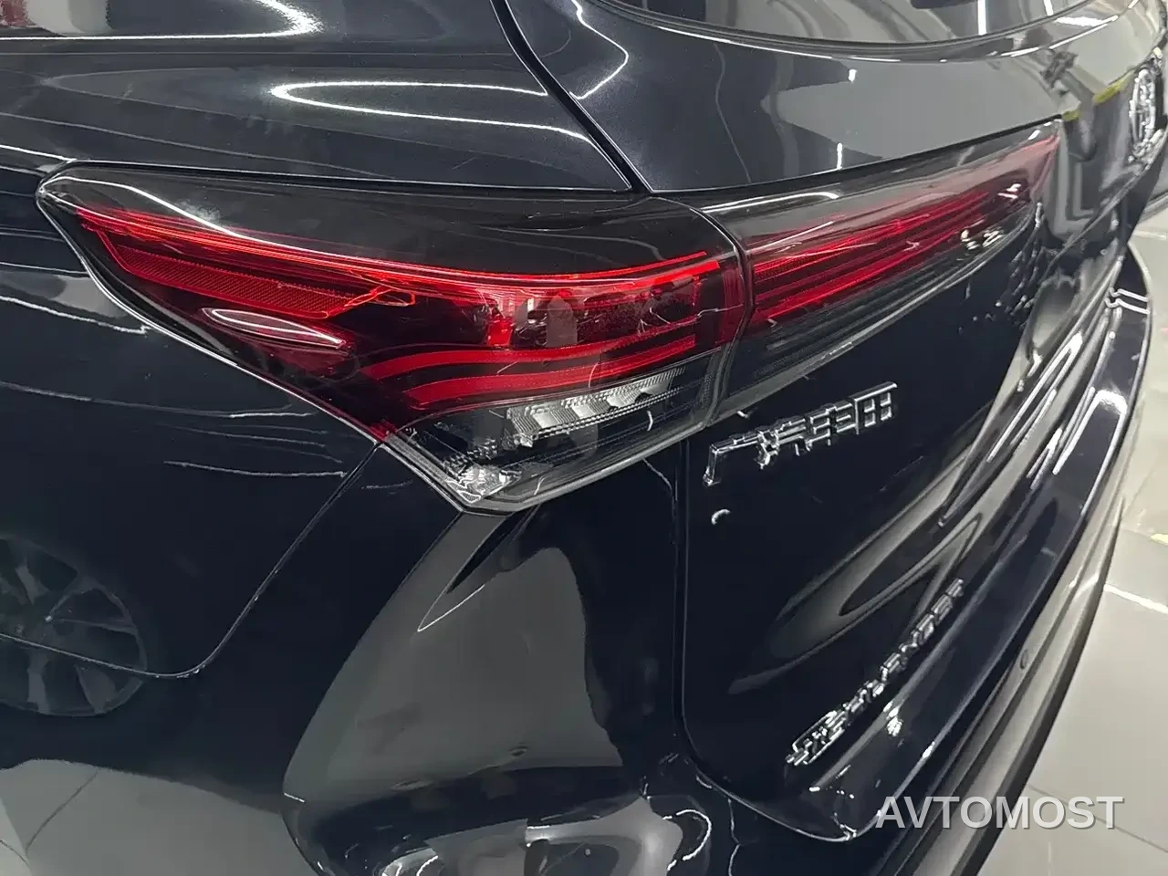 Toyota Highlander 2023 2.5L Smart Hybrid Dual Engine AWD Premium 7-Seater — фото 8