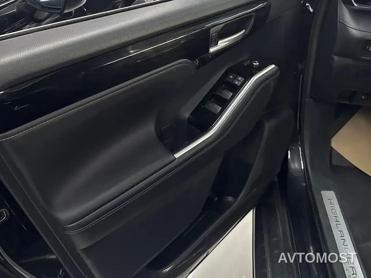 Toyota Highlander 2023 2.5L Smart Hybrid Dual Engine AWD Premium 7-Seater — фото 10