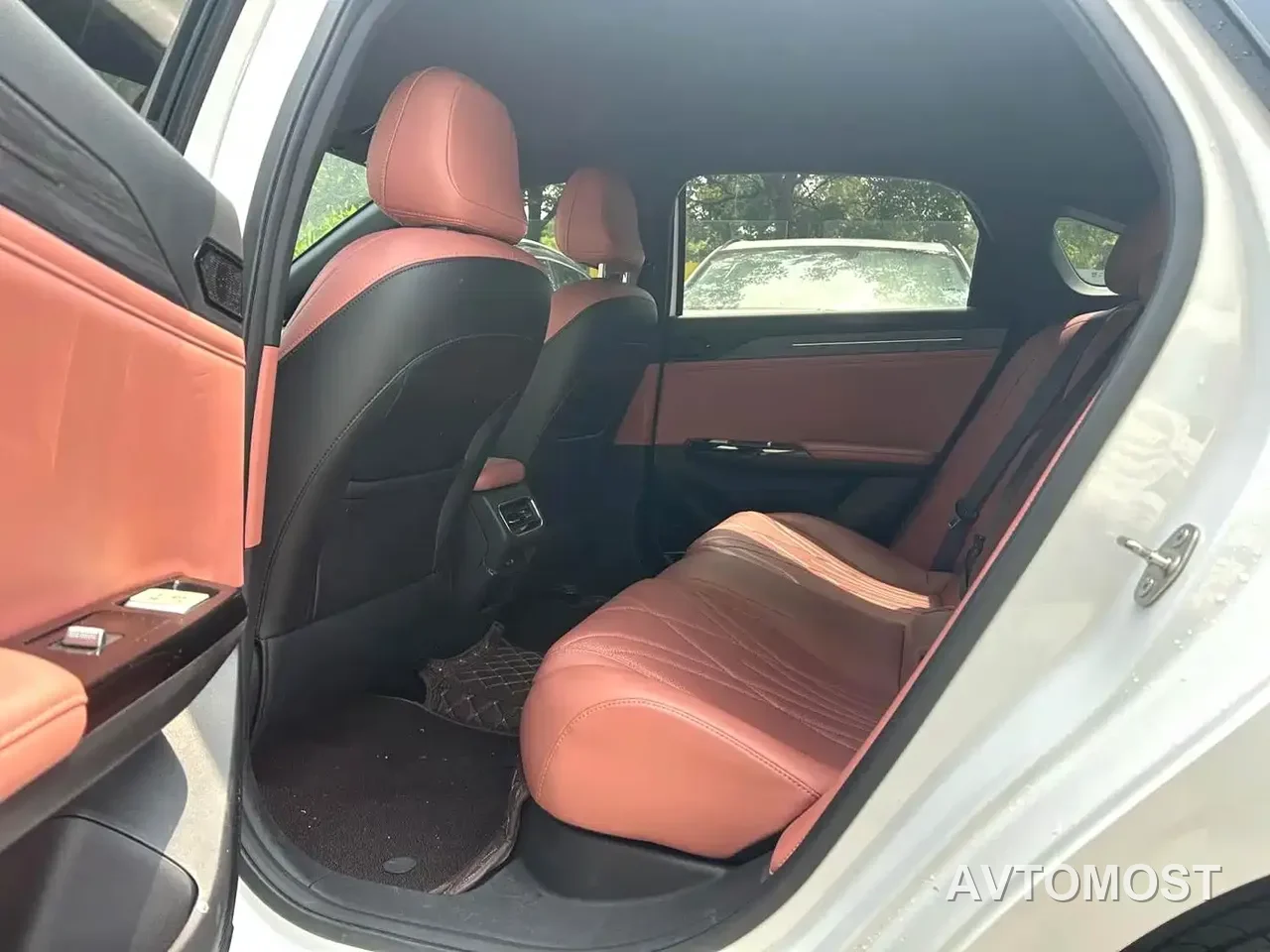 Geely Galaxy L6 2025 EM-i 140km Voyage Edition — фото 12