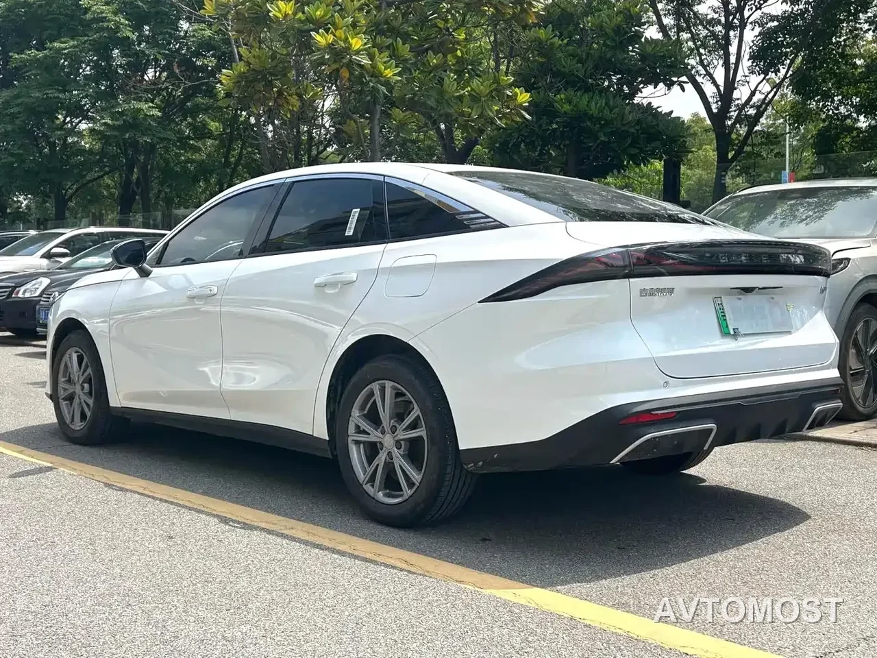 Geely Galaxy L6 2025 EM-i 140km Voyage Edition — фото 8