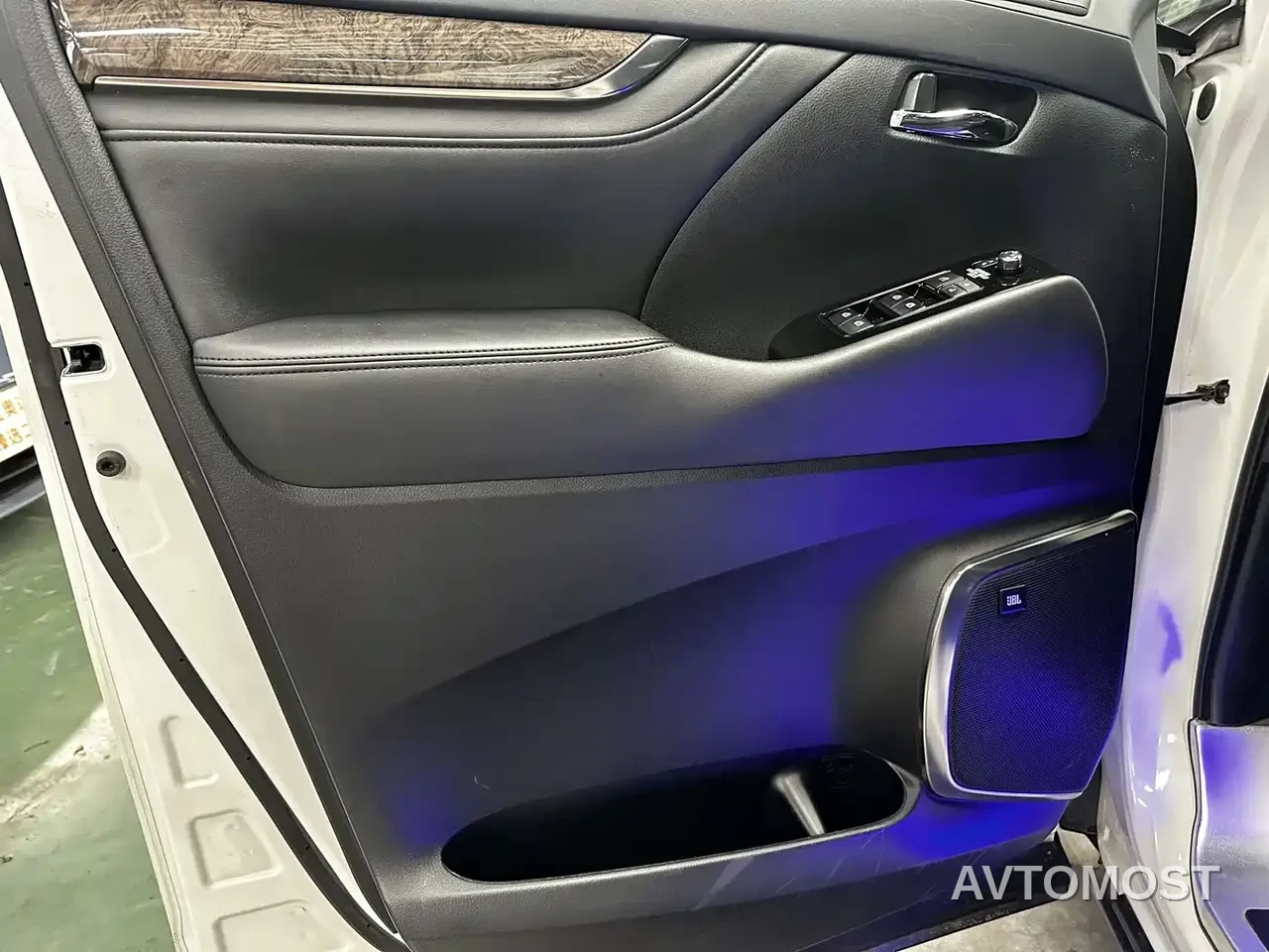 Toyota Alphard 2020 Hybrid 2.5L Premium Edition — фото 6