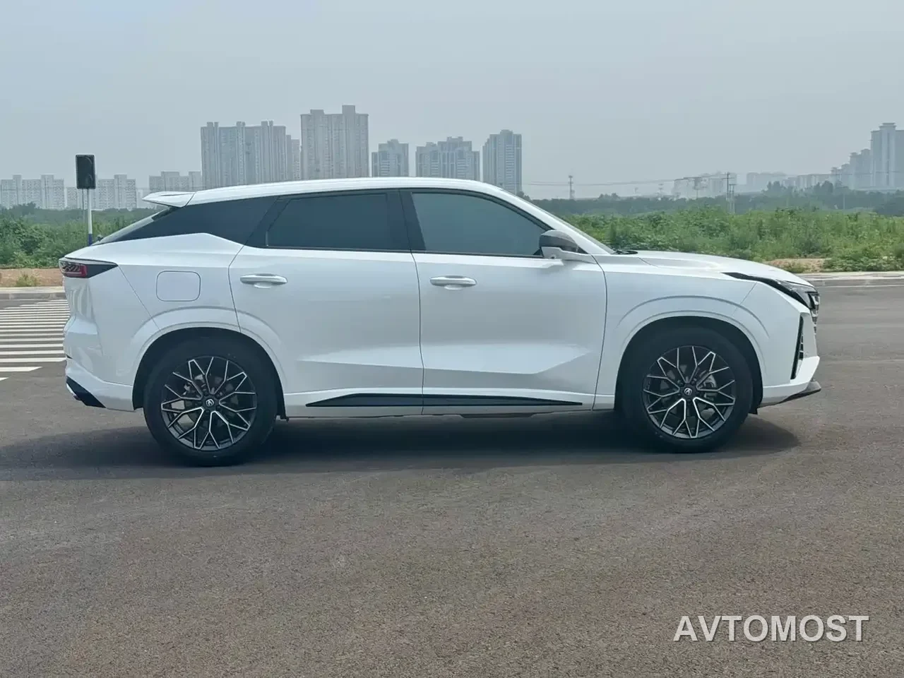 Changan UNI-Z New Energy 2024 Blue Whale iDD 125km Surpassing Edition — фото 4