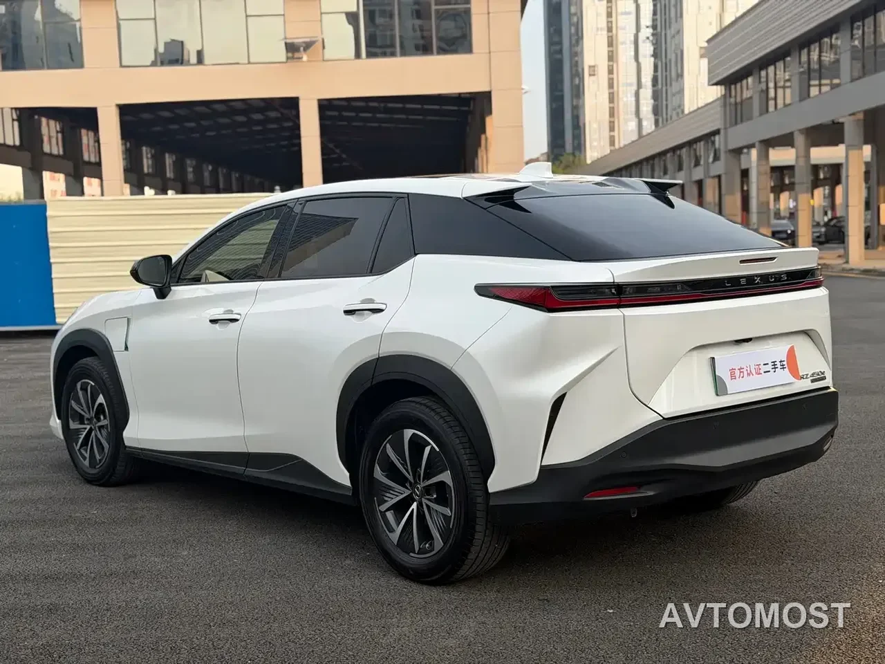 Lexus RZ 2023 450e 4WD Deluxe — фото 10