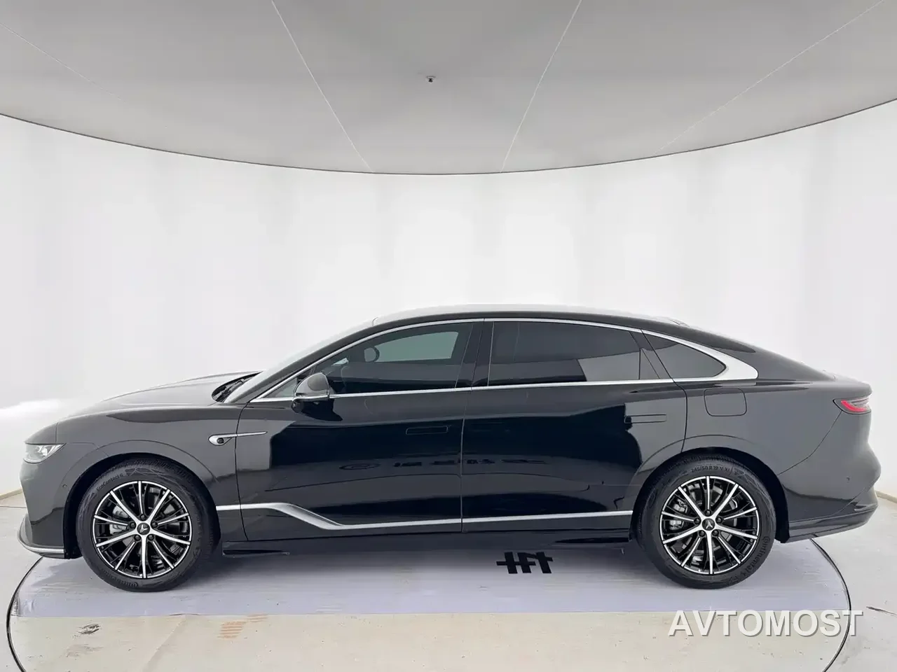 VOYAH Zhuiguang 2024 PHEV AWD Ultra-long Range Executive Edition — фото 3