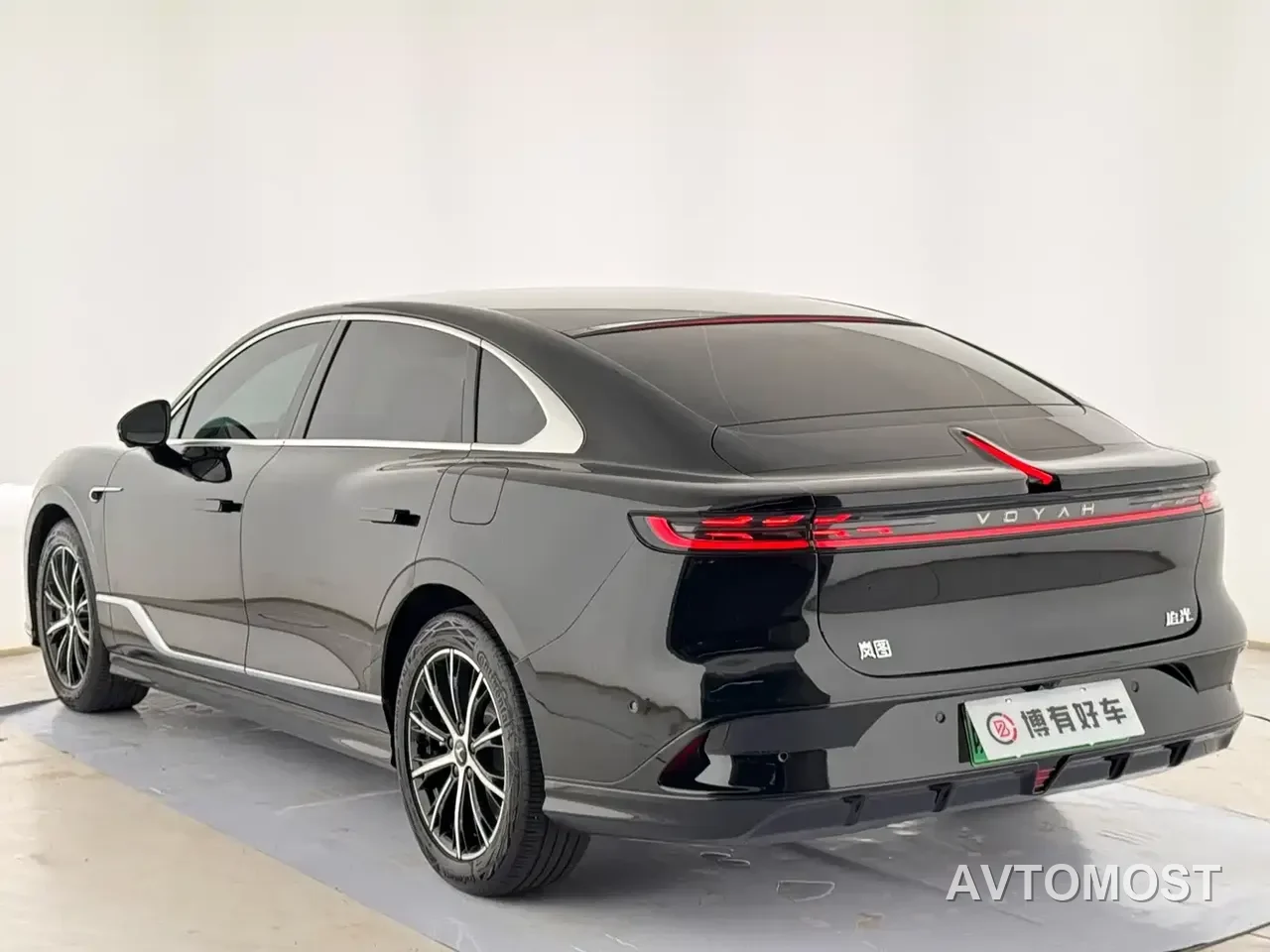 VOYAH Zhuiguang 2024 PHEV AWD Ultra-long Range Executive Edition — фото 10