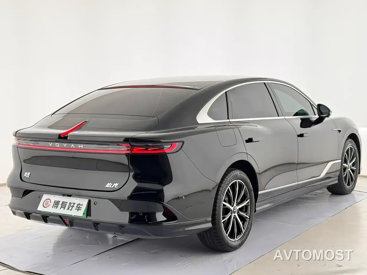 VOYAH Zhuiguang 2024 PHEV AWD Ultra-long Range Executive Edition — фото 12