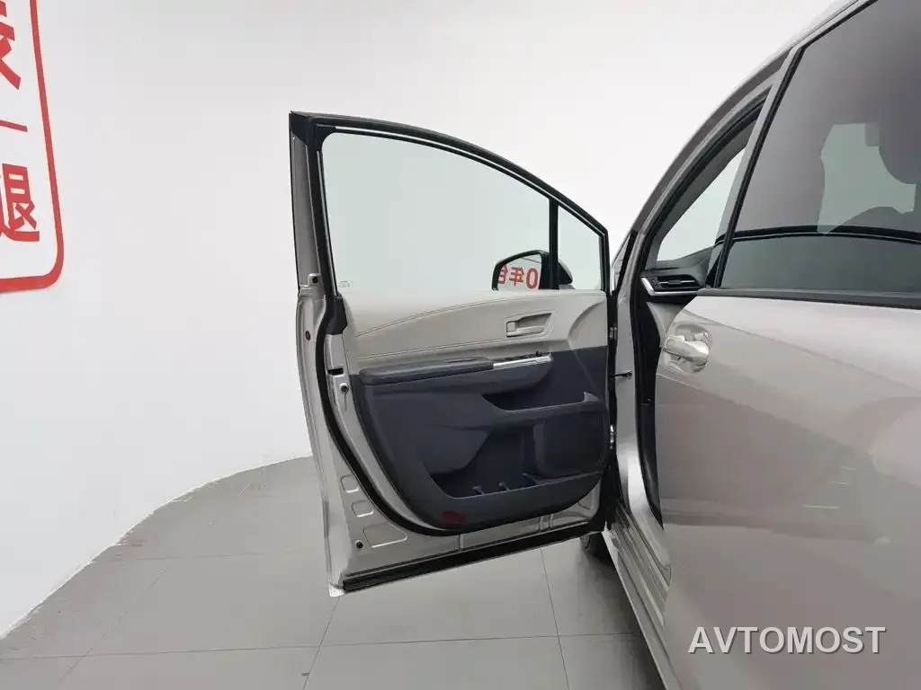 Toyota Sienna 2023 2.5L Hybrid Comfort Edition — фото 6