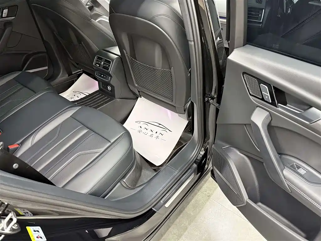 Audi Q5L 2025 45th Anniversary Edition 45 TFSI Luxury Sport — фото 10