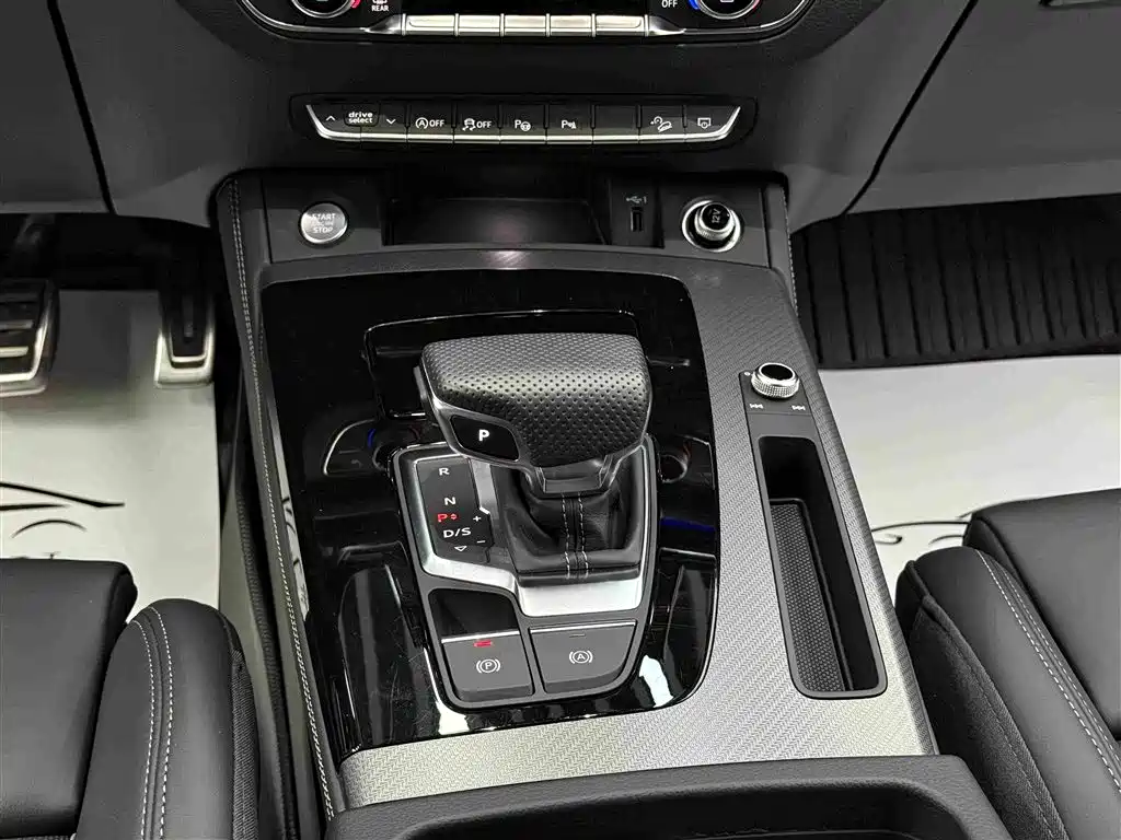Audi Q5L 2025 45th Anniversary Edition 45 TFSI Luxury Sport — фото 14