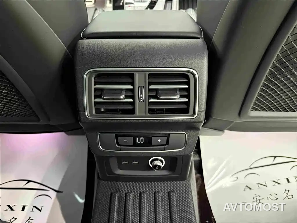 Audi Q5L 2025 45th Anniversary Edition 45 TFSI Luxury Sport — фото 16