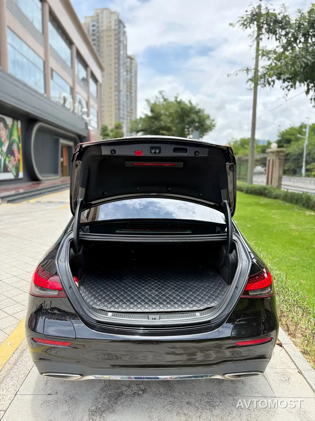 Mercedes-Benz E-Class New Energy 2022 E 350 e L Plug-in Hybrid Sports Sedan — фото 10