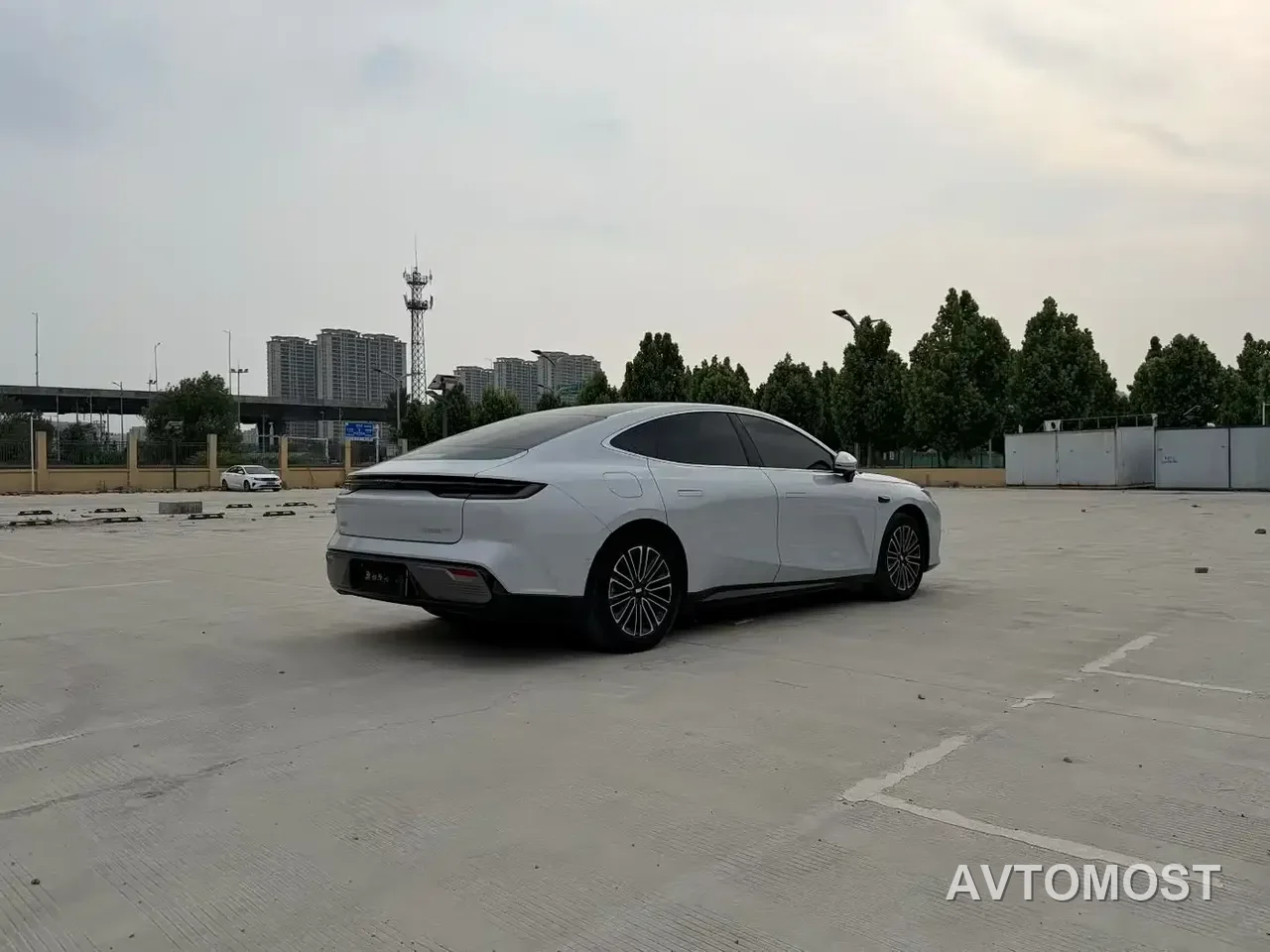 Geely Galaxy Xingyao 8 2025 130km EM-i Premium Edition — фото 4