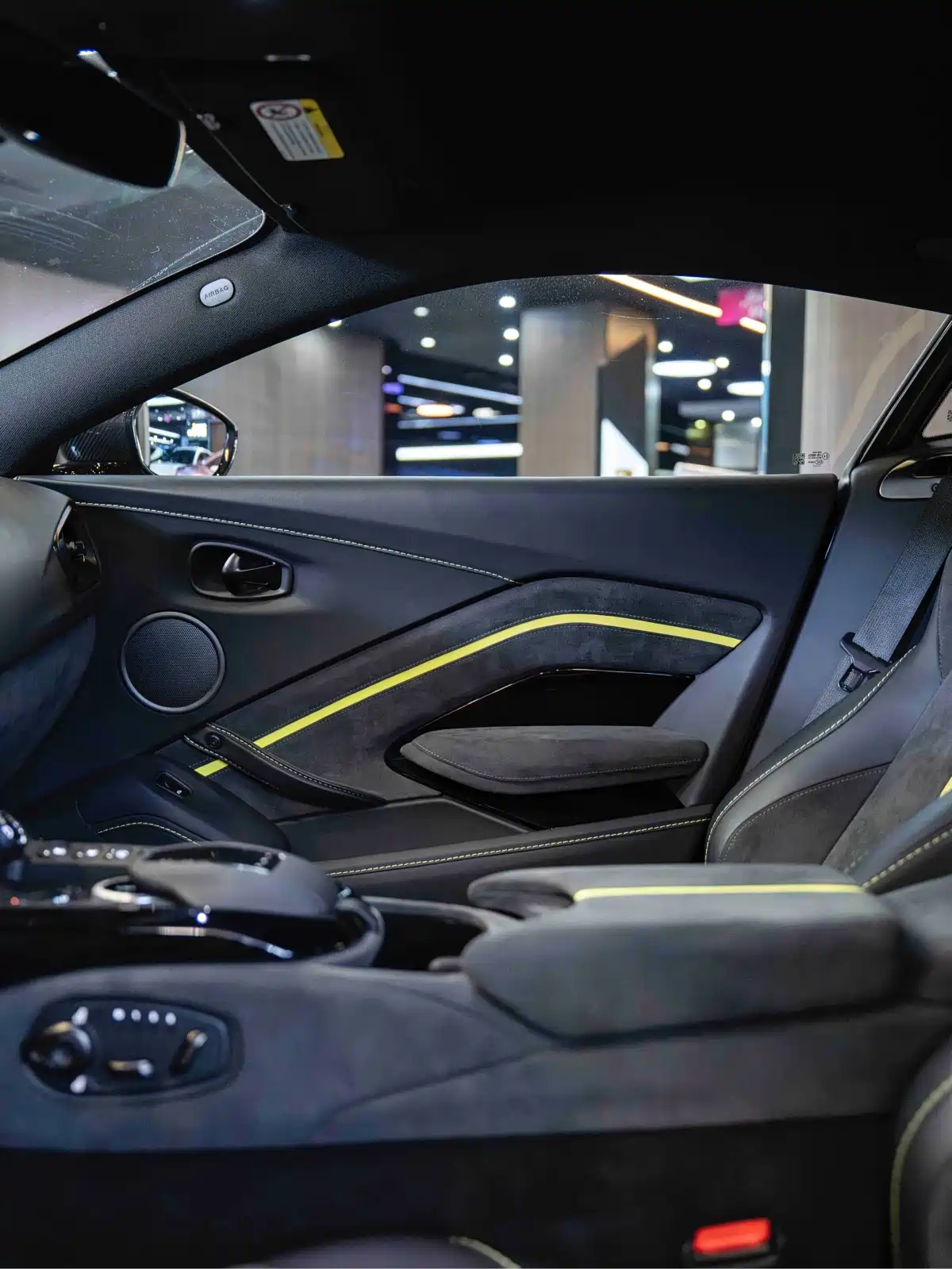 Aston Martin V8 Vantage 2023 4.0T V8 F1 Edition Coupe — фото 13