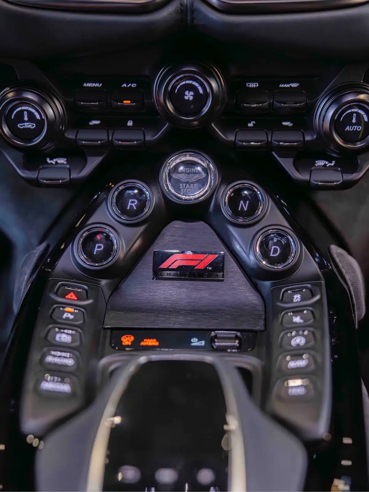 Aston Martin V8 Vantage 2023 4.0T V8 F1 Edition Coupe — фото 18