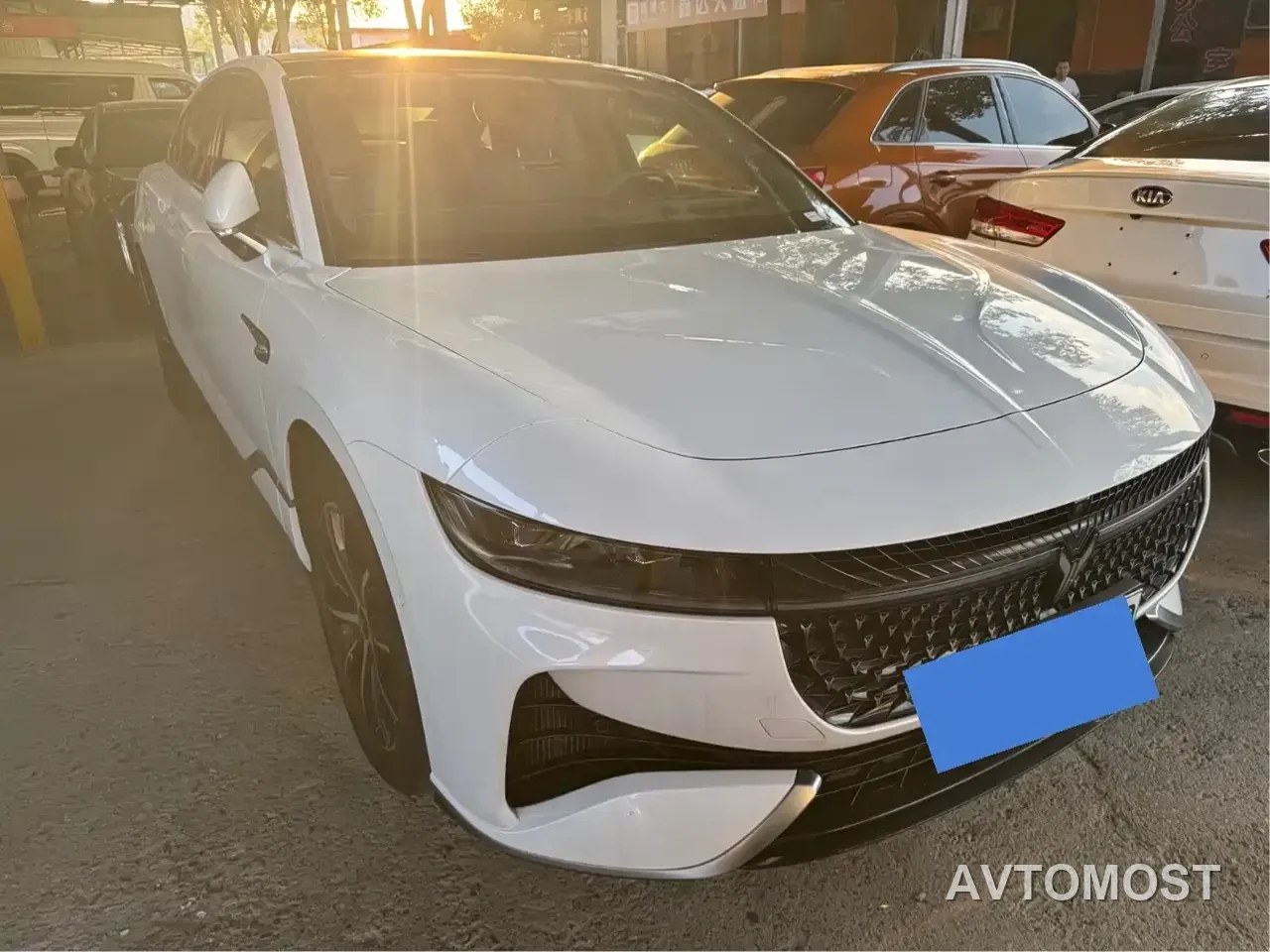 VOYAH Zhuiguang 2024 PHEV AWD Ultra-long Range Executive Edition — фото 7