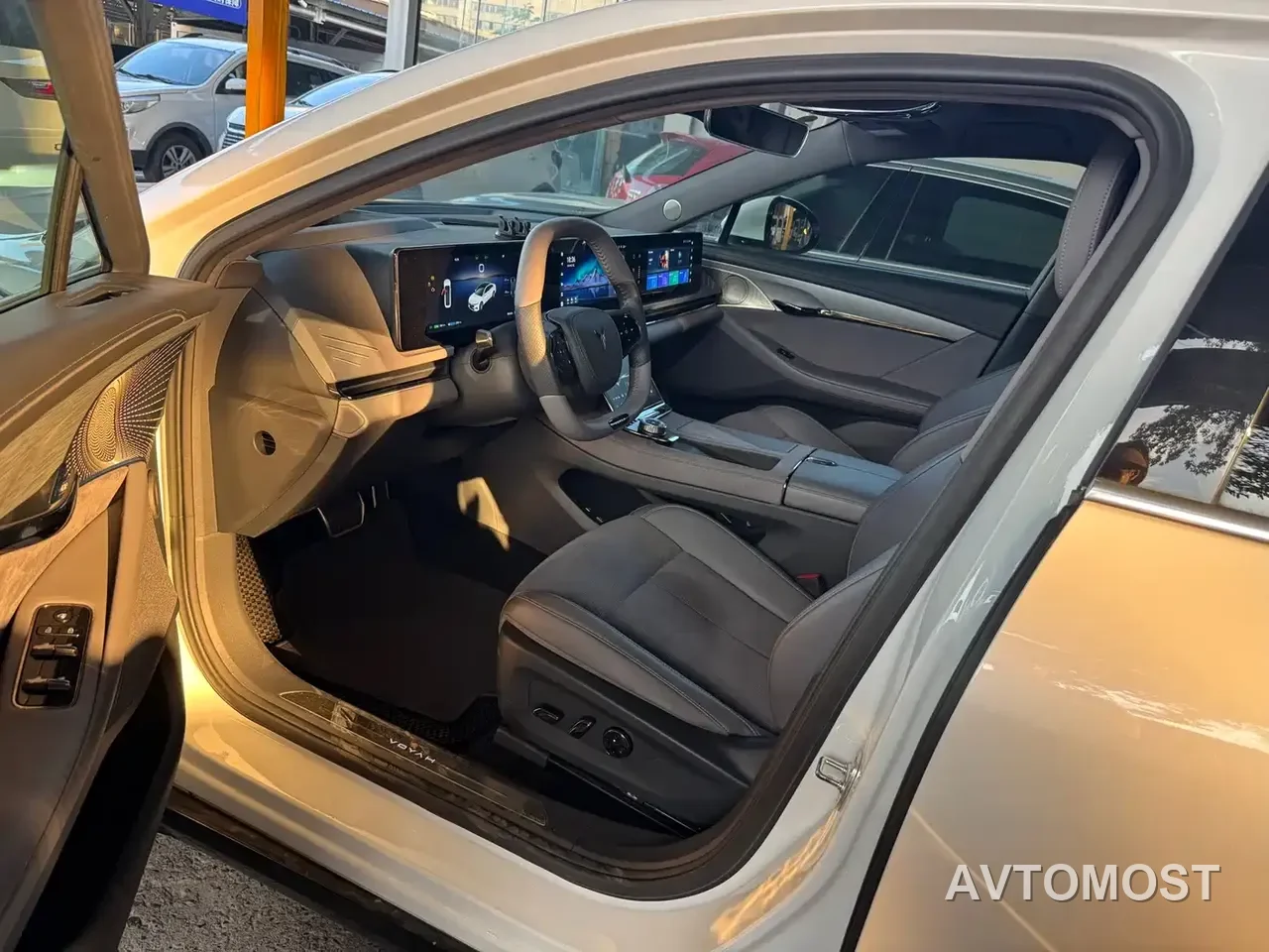 VOYAH Zhuiguang 2024 PHEV AWD Ultra-long Range Executive Edition — фото 2