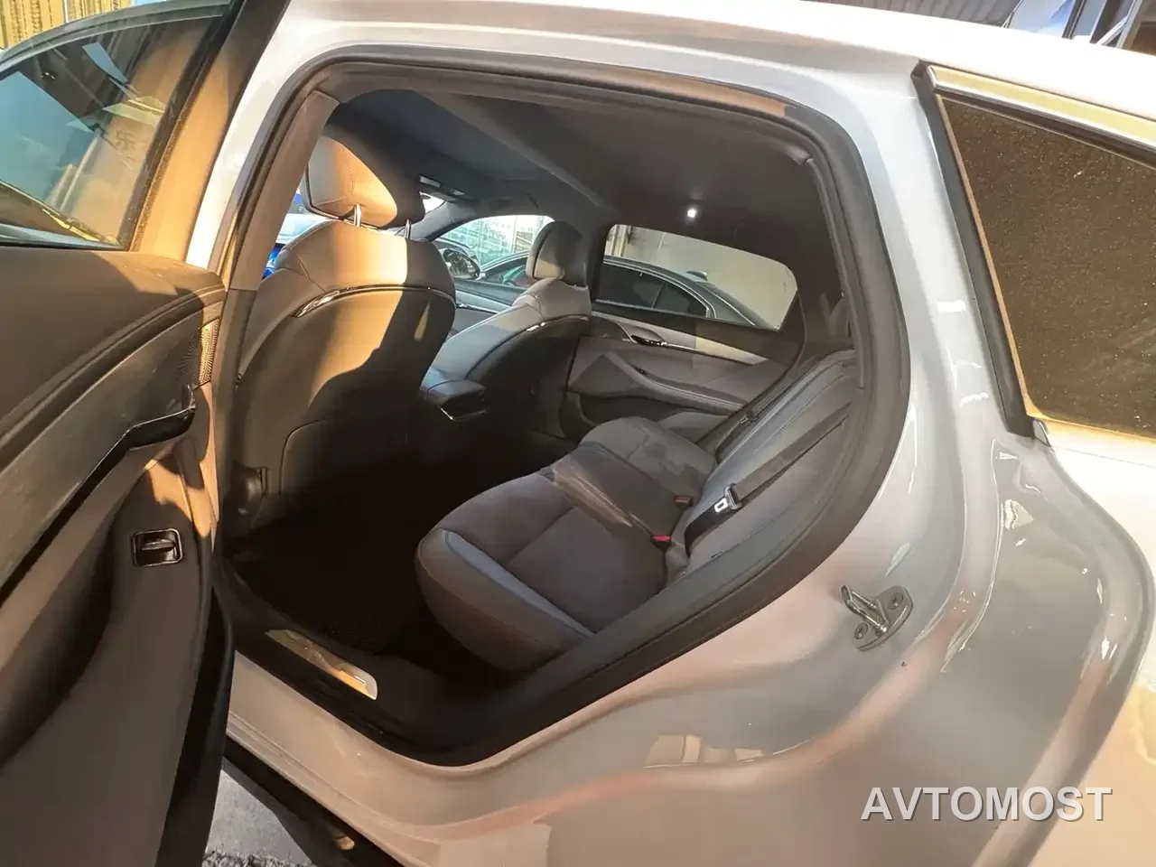 VOYAH Zhuiguang 2024 PHEV AWD Ultra-long Range Executive Edition — фото 4