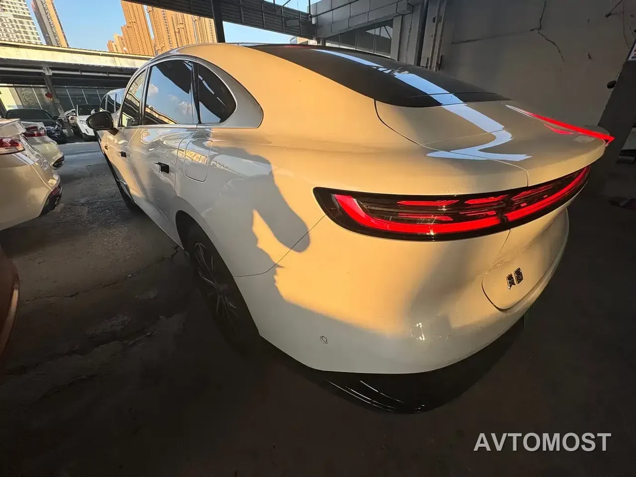 VOYAH Zhuiguang 2024 PHEV AWD Ultra-long Range Executive Edition — фото 8
