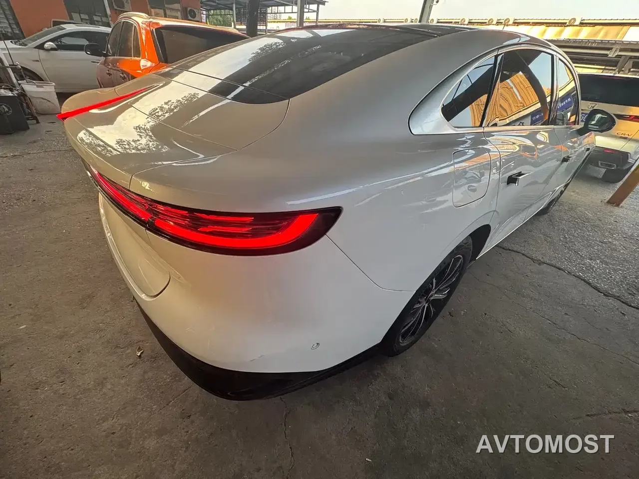 VOYAH Zhuiguang 2024 PHEV AWD Ultra-long Range Executive Edition — фото 9