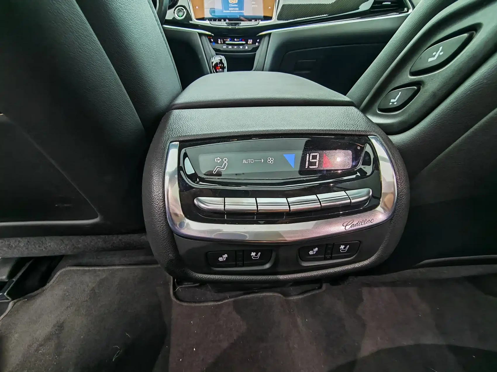 Cadillac XT6 2025 2.0T 6-Seater AWD Executive Black Label Edition — фото 7