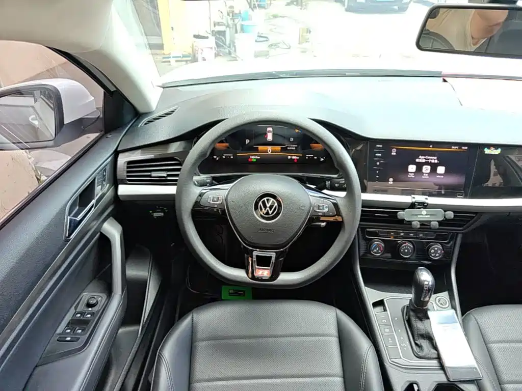 Volkswagen Lavida 2022 1.5L Auto Comfort Edition — фото 11