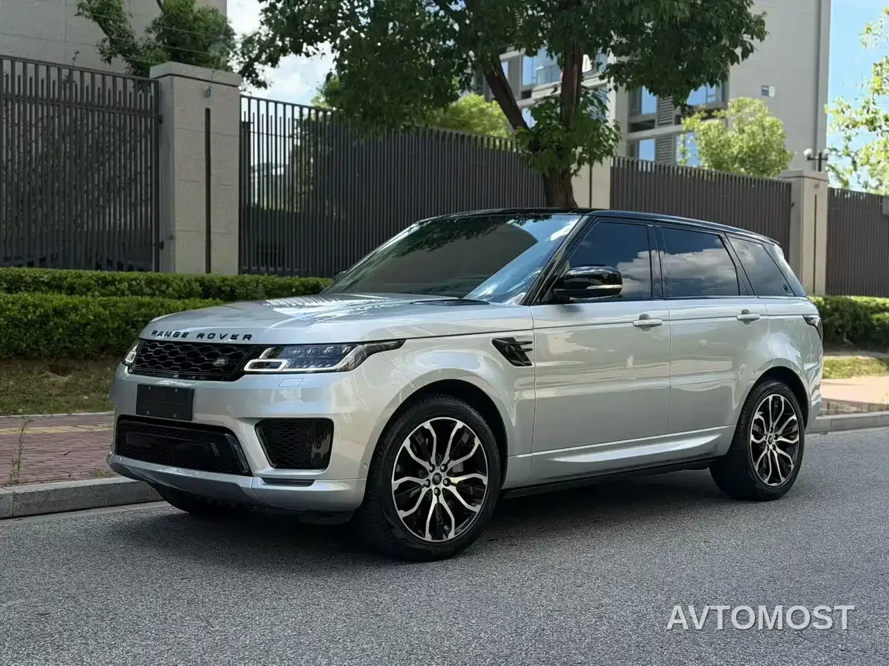 Land Rover Range Rover Sport 2022 3.0 L6 Gloss Black Edition — фото 1