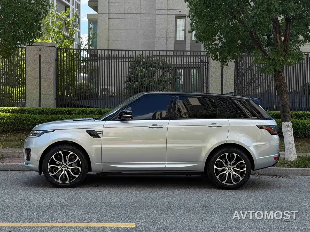 Land Rover Range Rover Sport 2022 3.0 L6 Gloss Black Edition — фото 12