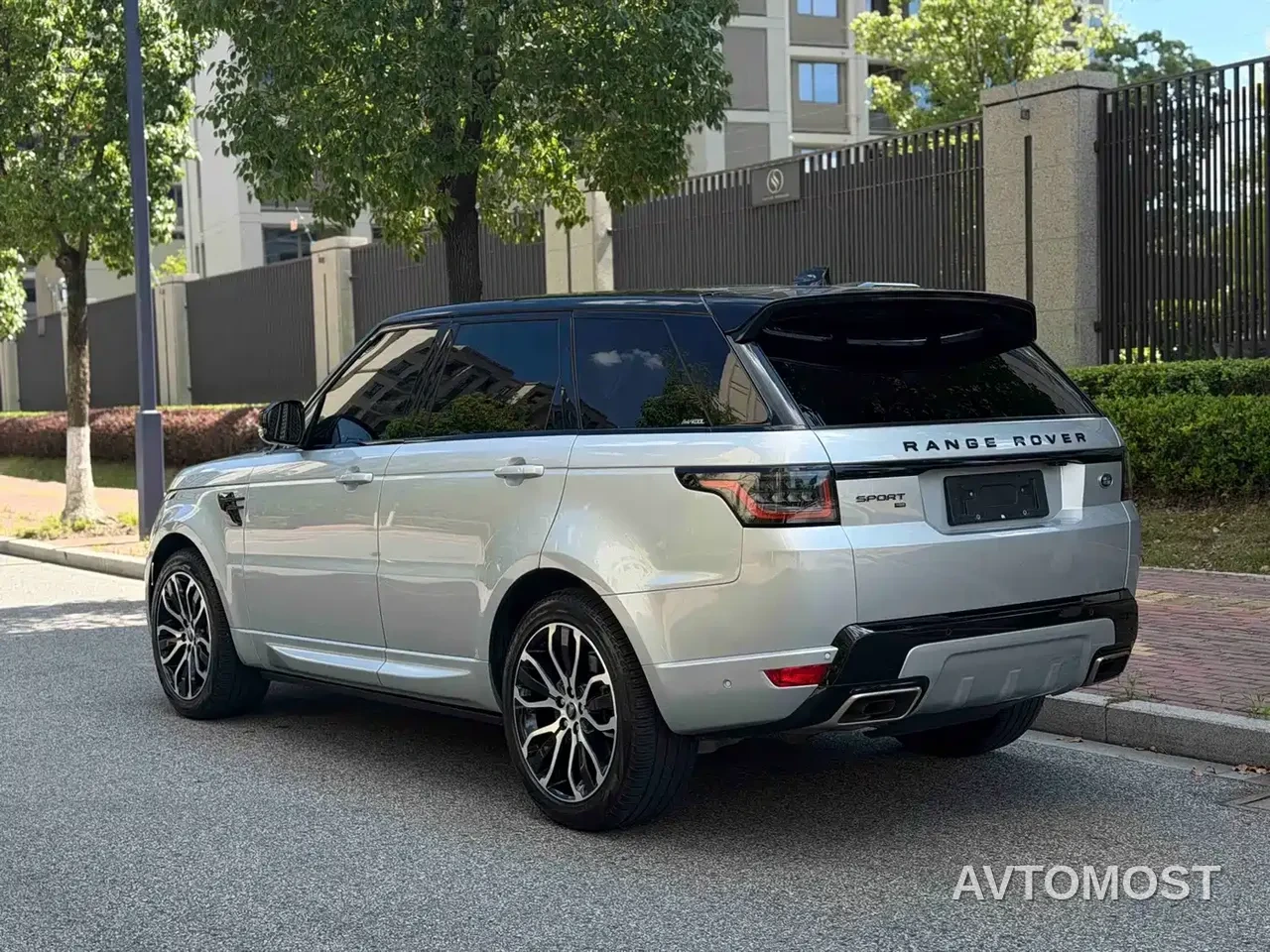 Land Rover Range Rover Sport 2022 3.0 L6 Gloss Black Edition — фото 14