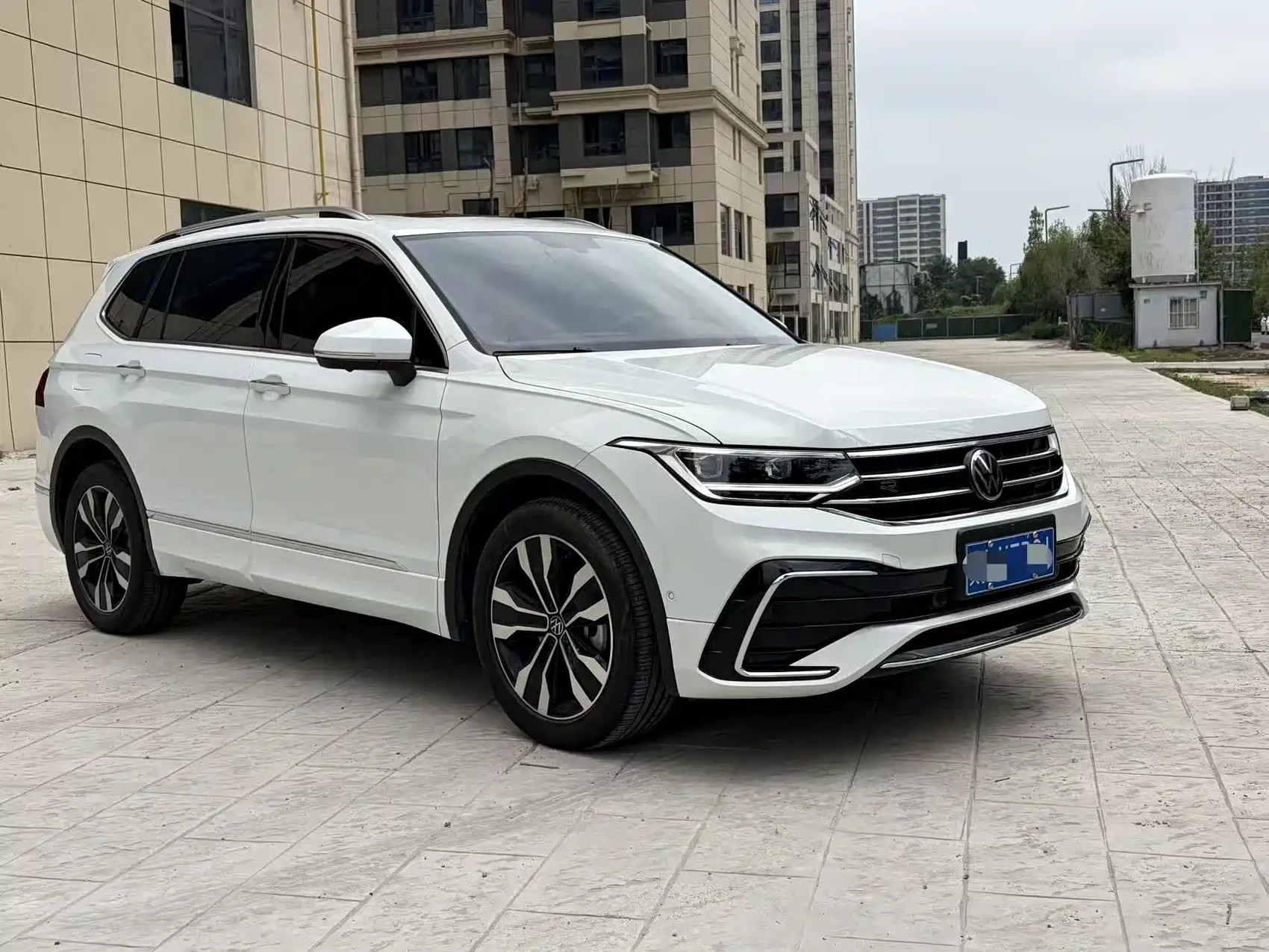 Volkswagen Tiguan L 2024 330TSI Automatic 2WD R-Line Premium Enjoyment Edition — фото 3