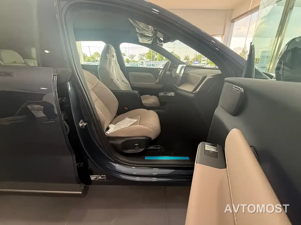 Volvo XC70 Plug-in Hybrid 2025 Standard — фото 12