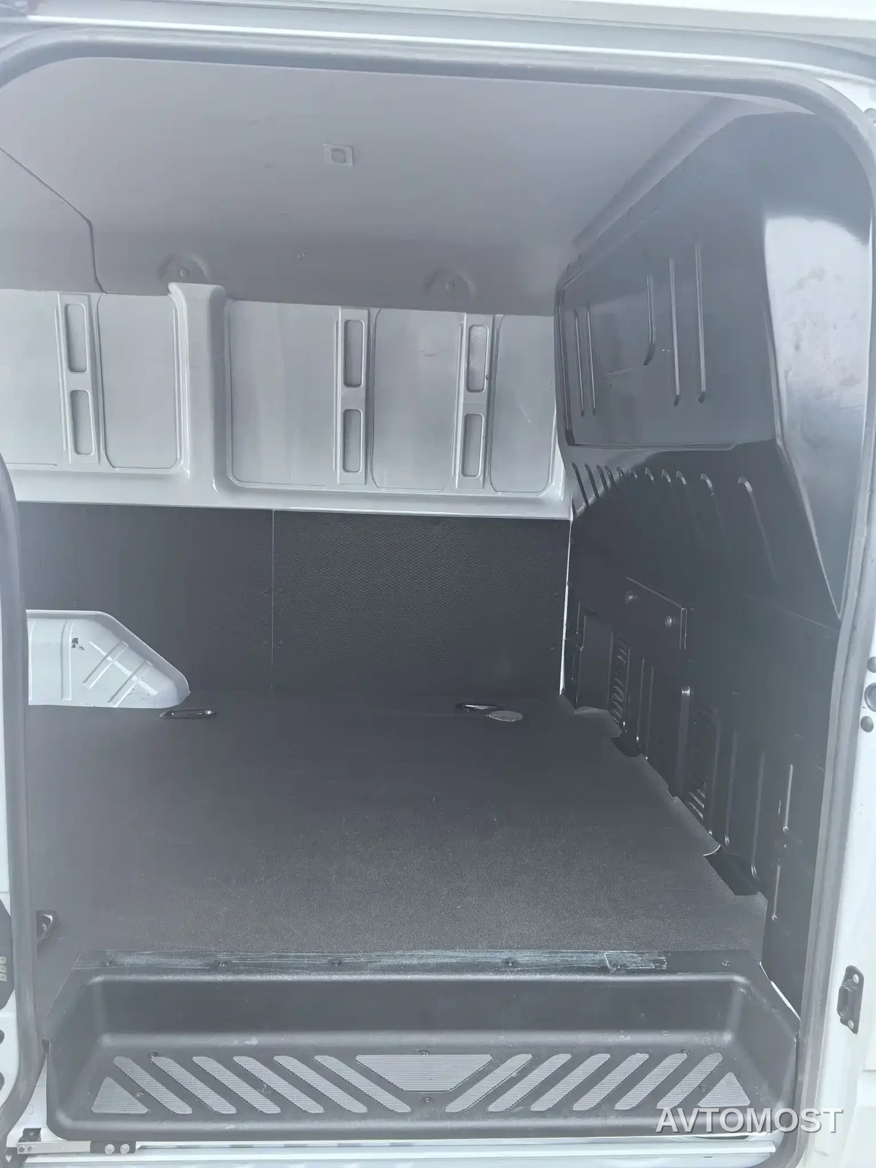 Jiangling JMC Fushun 2023 2.0T Manual Short Wheelbase Low Roof Commercial Van 2/3 Seats with Lift-up Tailgate — фото 5