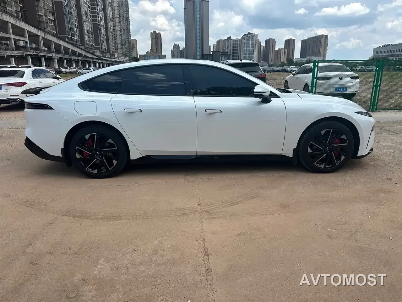 Dongfeng Yipai eπ007 2025 EREV 230Air Cruise Edition — фото 12